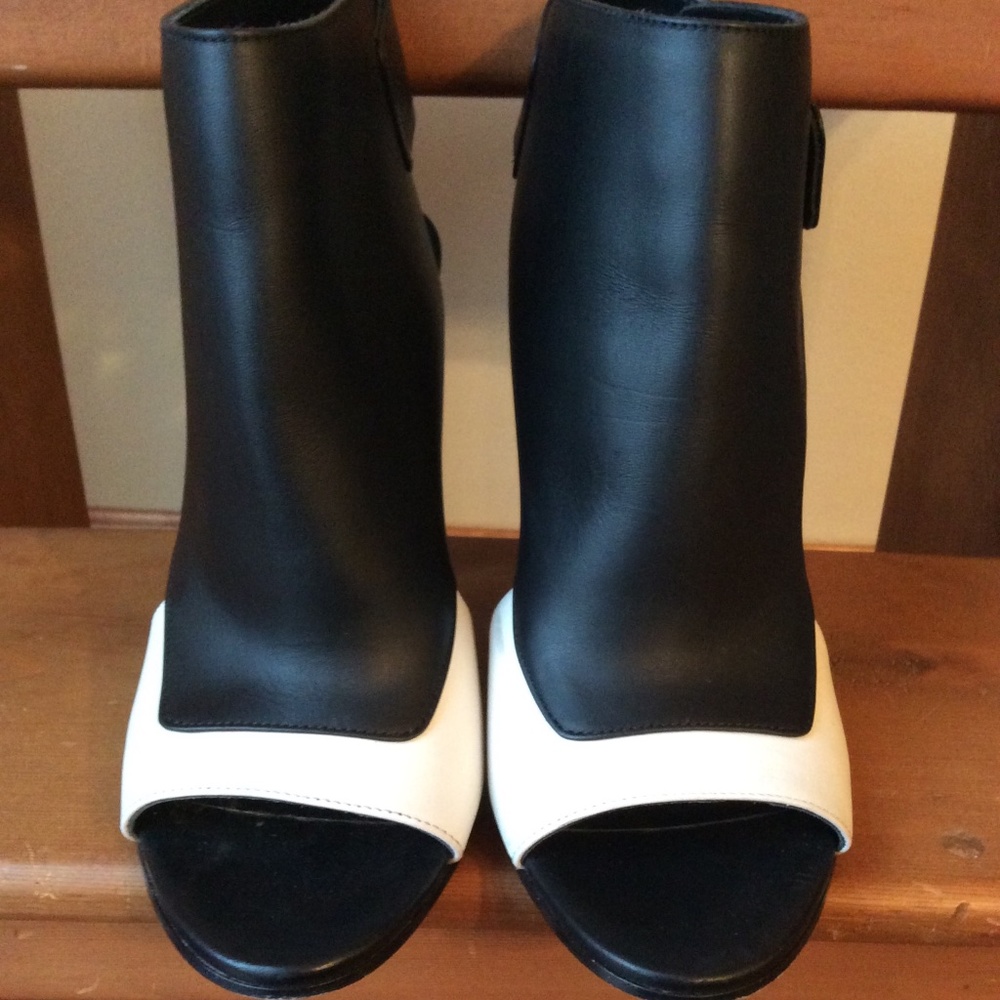 VINCE Agatha Open-toe Bootie Black/Bone